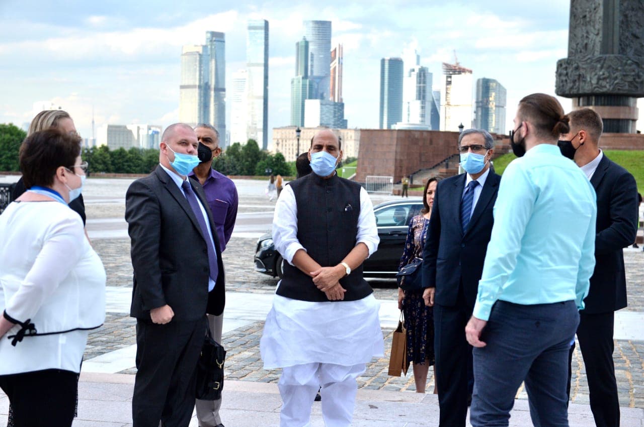 मॉस्को दौरे पर रक्षामंत्री राजनाथ, तिलमिलाए चीनी मीडिया ने कहा- भारत को हथियार न दे रूस