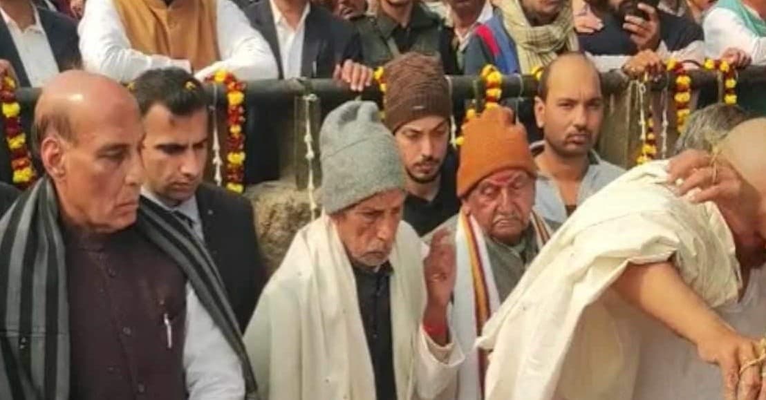 Varanasi: राजनाथ सिंह मणिकर्णिका घाट पर भाभी के अंतिम संस्कार में हुए शामिल, तवांग पर दिया ये जवाब...