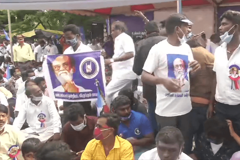 रजनीकांत फिल्मी स्टाइल में लेंगे राजनीति में एंट्री? फैंस सड़क पर उतर कर सुपरस्टार के लिए कर रहे हैं‍ प्रदर्शन