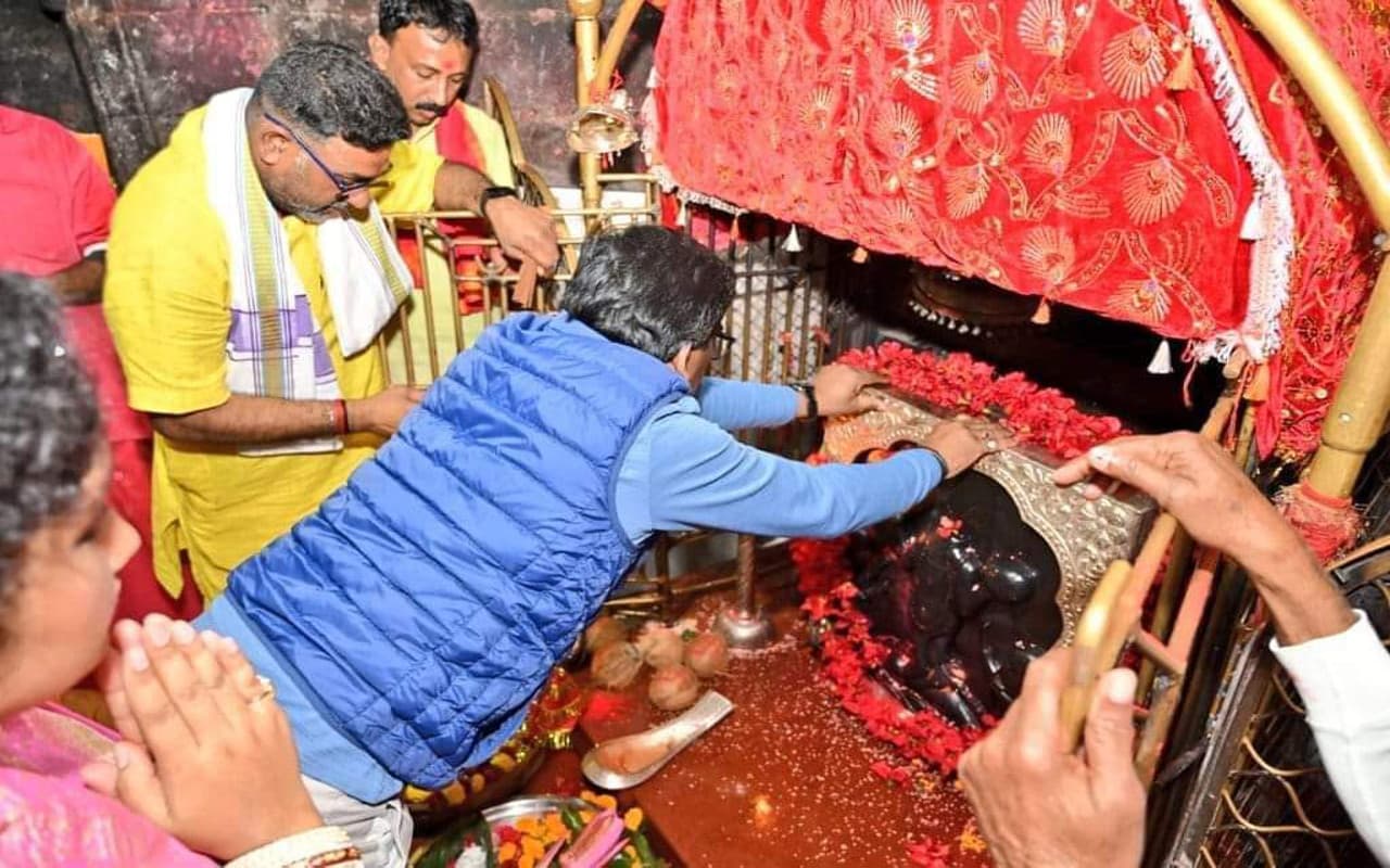 Jharkhand News: माता के दरबार में परिवार संग पहुंचे CM हेमंत सोरेन, मां छिन्नमस्तिके से लिया आशीर्वाद