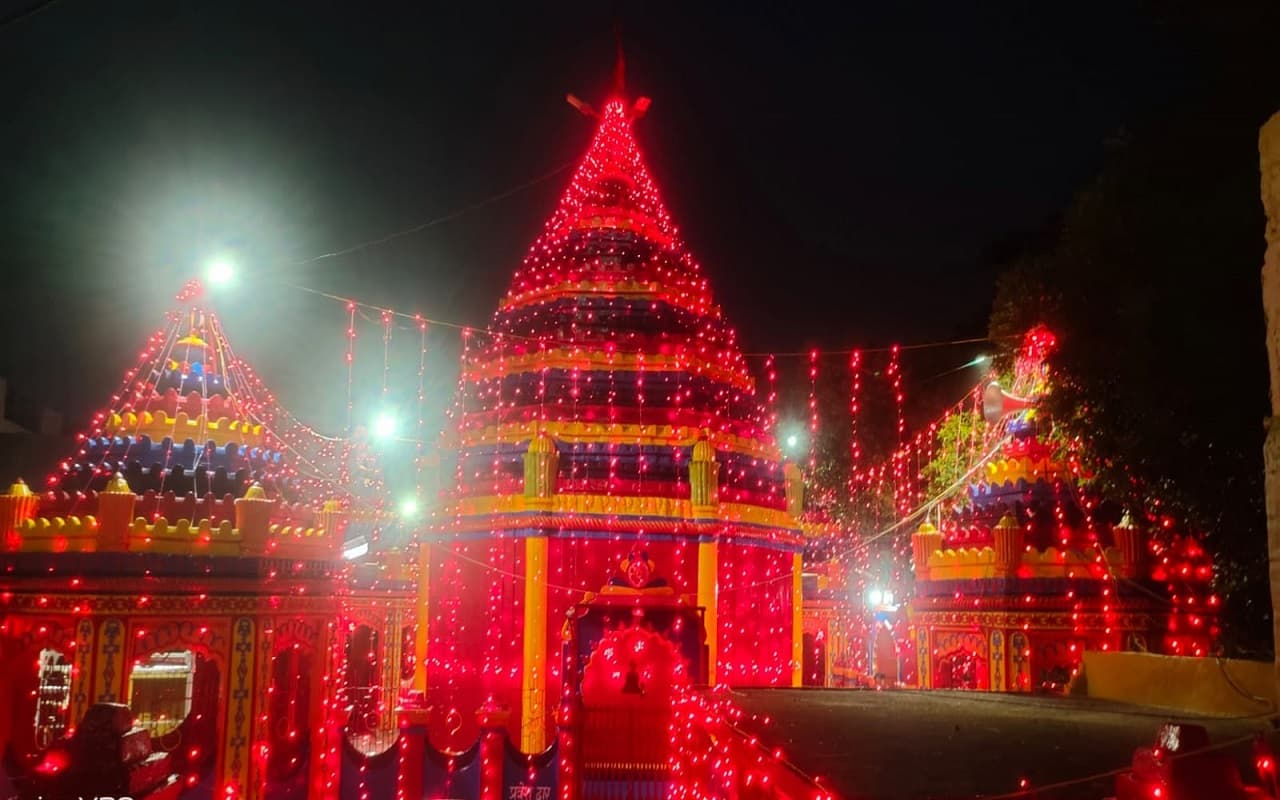 Jharkhand: काली पूजा व दिवाली को लेकर मां छिन्नमस्तिके मंदिर में आकर्षक विद्युत सज्जा, देखिए भव्य नजारा