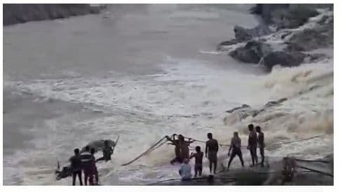 स्वतंत्रता दिवस पर Bihar से Jharkhand के Rajrappa Temple आये दो युवक बाइक समेत बहे, ग्रामीणों ने बचायी जान