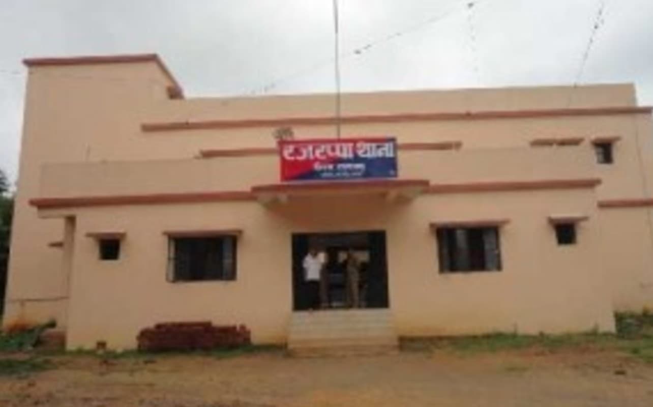 Police Raid: रजरप्पा में सूद पर पैसा लगाने वाले के घर छापा, ब्लैंक चेक, स्टाम्प पेपर सहित कई दस्तावेज बरामद