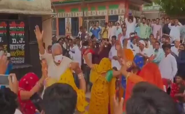 VIDEO: राजस्थान में सगाई समारोह में पहुंचे सांसद और विधायक, कोरोना गाइडलाइन्स की पाबंदियों को किनारे कर जमकर किया डांस