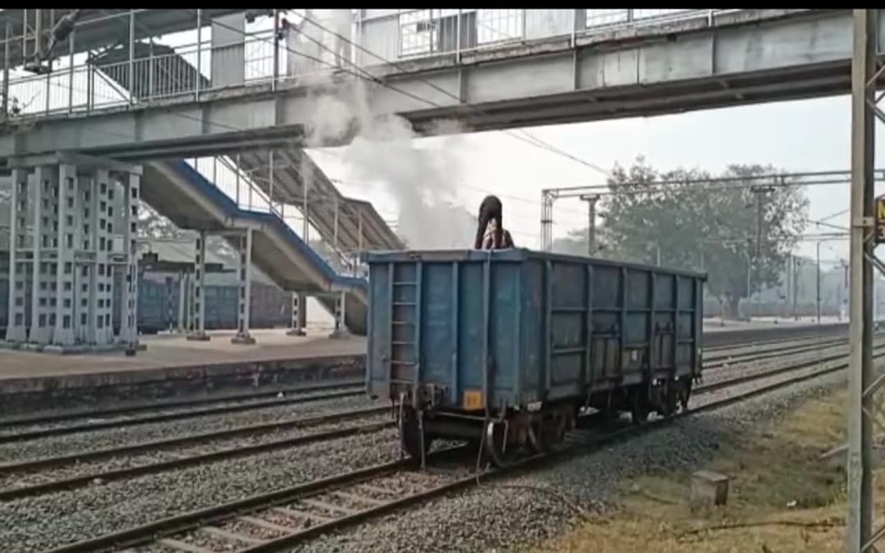 Indian Railways: धनबाद के बेनीडीह में जलते कोयले से धू-धूकर जल उठी रैक की बोगी,फायर ब्रिगेड ने आग पर पाया काबू