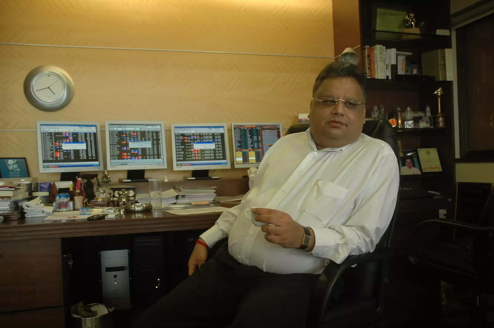 Rakesh Jhunjhunwala Death: राकेश झुनझुनवाला व्हील चेयर पर क्यों आते थे नजर ? जानें वजह Rakesh Jhunjhunwala Death: राकेश झुनझुनवाला व्हील चेयर पर क्यों आते थे नजर ? जानें वजह