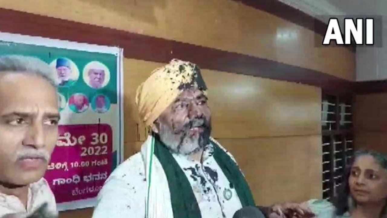 किसान नेता राकेश टिकैत पर स्‍याही फेंकी गयी, देखें VIDEO