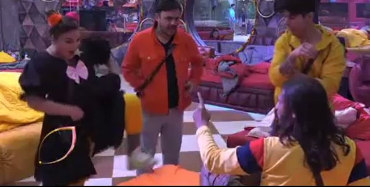 Bigg Boss 15: अभिजीत ने रितेश को बताया भाड़े का पति, राखी ने जमकर किया बवाल, देखें VIDEO