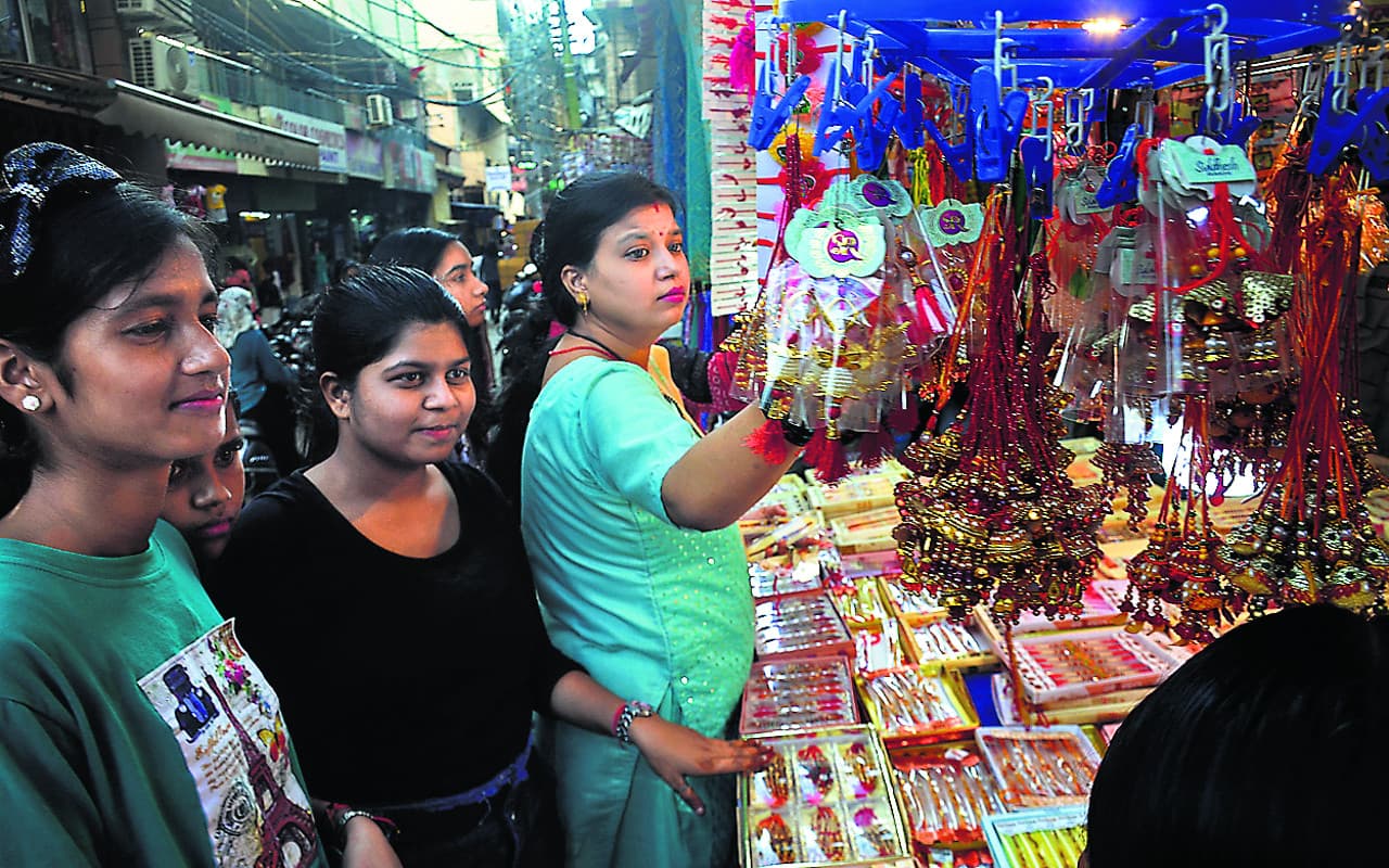 Raksha Bandhan 2022: आज दिनभर है मुहूर्त, भाइयों की कलाई पर बहना बांध रही राखी