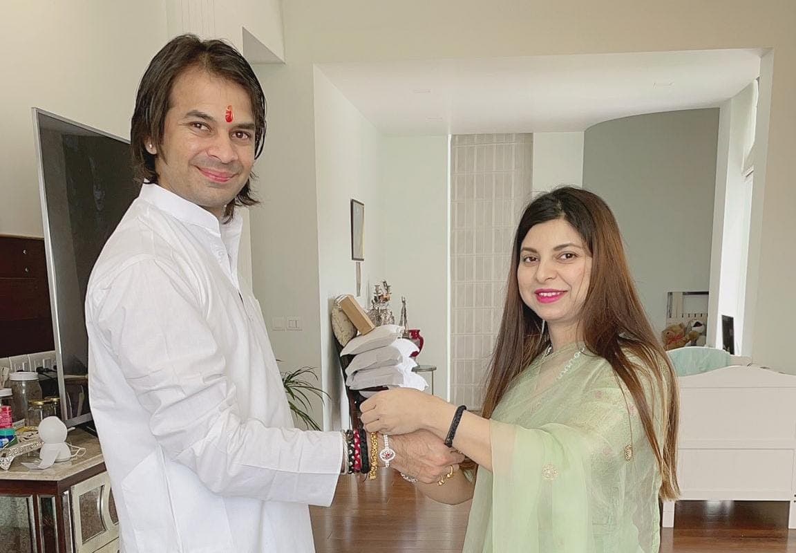 लड़ना, झगड़ना और मना लेना‌... RJD में घमासान के बीच Tej Pratap का Tweet, बहन राजलक्ष्मी से राखी बंधवाने पहुंचे