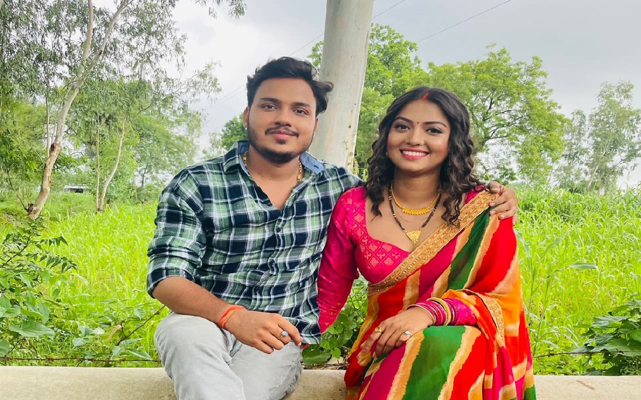 Pakduwa Biyah: मांग में सिंदूर लगाए नजर आई रक्षा गुप्ता, अंकुश राजा के साथ रोमांटिक तसवीरें वायरल