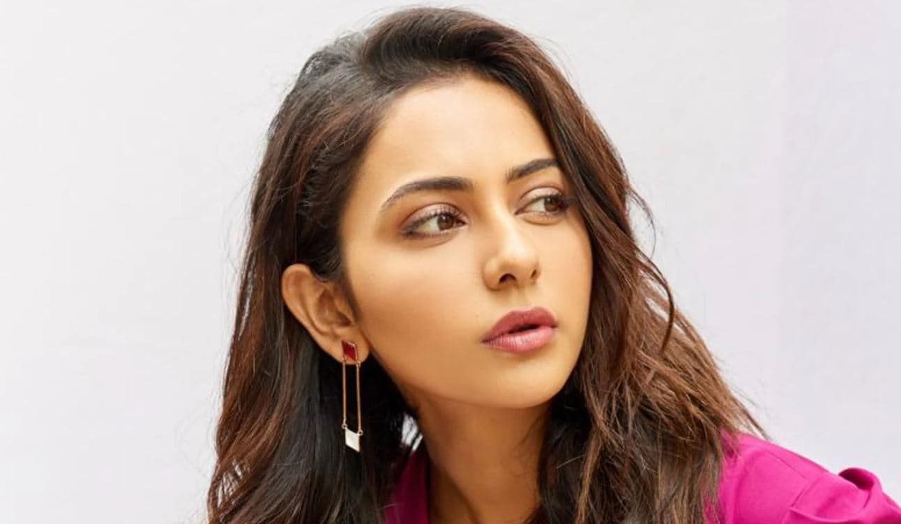 Rakul Preet Singh इस तसवीर की वजह से हो रही जमकर ट्रोल, यूजर्स ने पूछा- प्लास्टिक सर्जरी करा ली क्या?