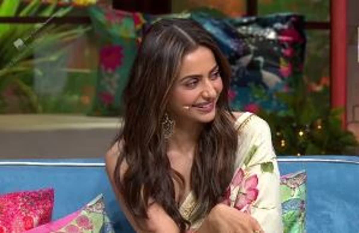 Rakul Preet ने शेयर की मोनोक्रोम तसवीर, खिड़की के सामने दिया दिलकश पोज, जैकी भगनानी के कमेंट ने खींचा ध्यान