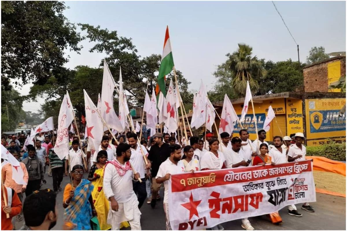 पलामू में भ्रष्टाचार के खिलाफ ग्रामीण बैंक कर्मियों ने निकाली रैली, कहा- रिश्वत न लेंगे, न देंगे