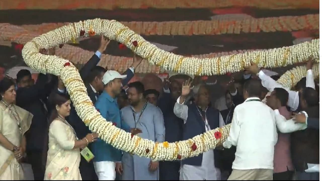 PHOTOS: पूर्णिया रैली में महागठबंधन की हुंकार, उमड़ा जनसैलाब, देखें EXCLUSIVE तस्वीरें…