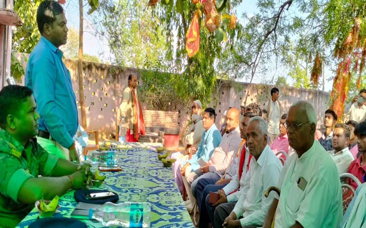 गढ़वा : रामनवमी पर निर्धारित रूट से ही निकलेगा जुलूस, थाना प्रभारी ने आपसी सौहार्द के साथ पर्व मनाने की अपील