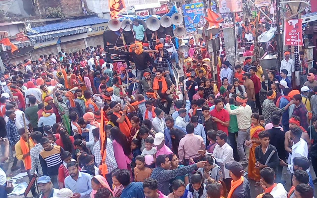 हजारीबाग में रामनवमी दशमी जुलूस को लेकर उमड़ा भक्तों का जनसैलाब, जय श्री राम के नारों से गूंजा पूरा शहर