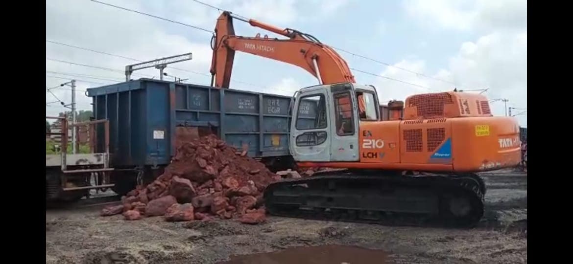 नियमों को ताक में रखकर कुजू रेलवे साइडिंग में खाली करवाये जा रहे है आयरन और कोयला
