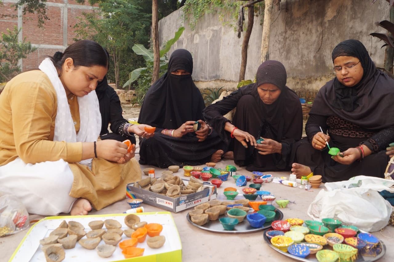मुस्लिम महिलाओं ने बनाए खास दीपक, अयोध्या के साकेत भूषण मंदिर में जगमगाएंगे
