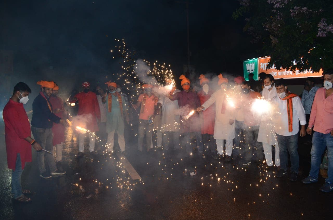 दिवाली पर देवघर के लोगों ने फोड़े 10 करोड़ के पटाखे, पांच करोड़ की मिठाई का हुआ कारोबार