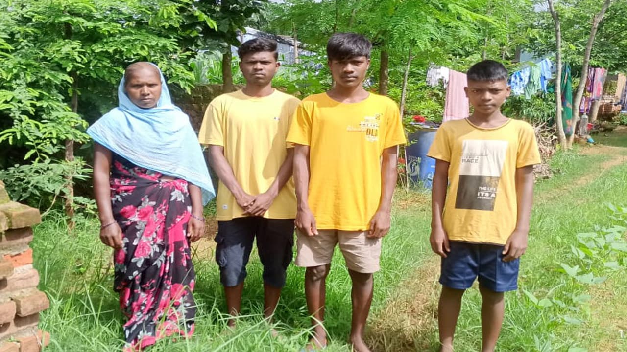 IED ब्लास्ट में गुमला के किसान रामदेव की हुई थी मौत, अब परिवार आर्थिक संकट में जी रहा,नहीं ले रहा कोई सुध