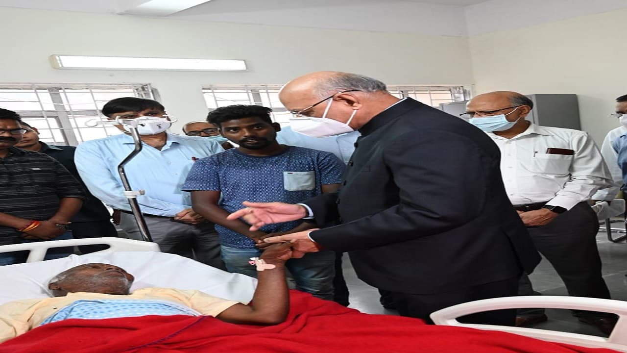 झारखंड के राज्यपाल रमेश बैस ने RIMS में पद्मश्री Simon Oraon की सेहत की ली जानकारी, हाथ थाम दिया ये भरोसा झारखंड के राज्यपाल रमेश बैस ने RIMS में पद्मश्री Simon Oraon की सेहत की ली जानकारी, हाथ थाम दिया ये भरोसा