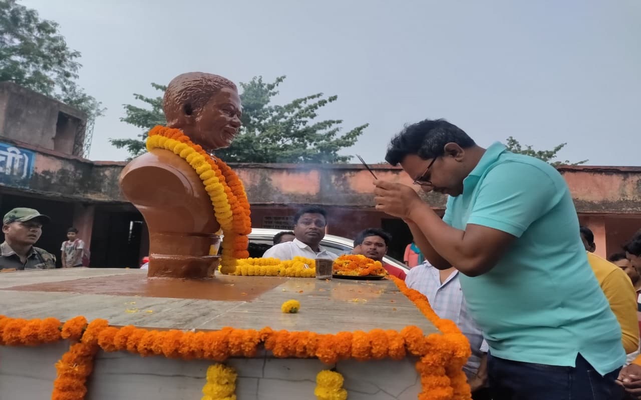 शहीद रमेश सिंह मुंडा जयंती : MLA विकास कुमार मुंडा ने खेल महोत्सव का किया उद्घाटन, सम्मानित होंगे खिलाड़ी