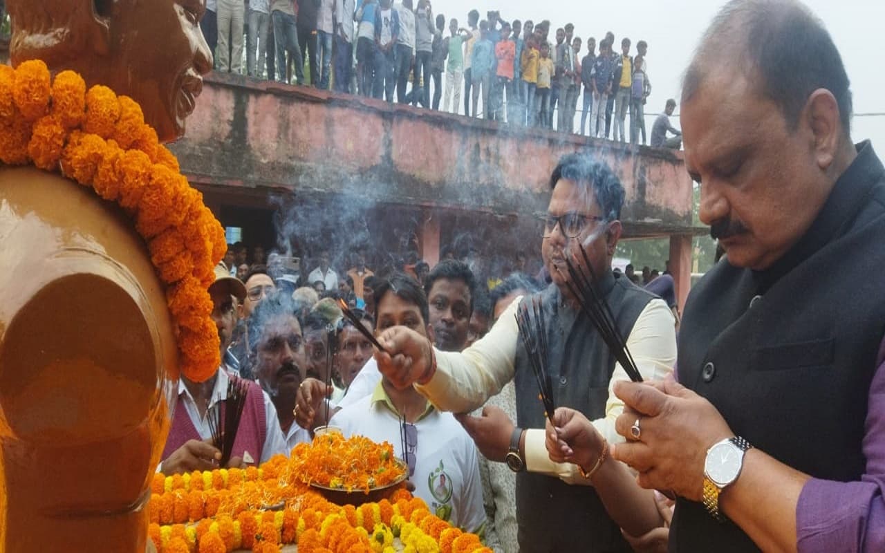 शहीद रमेश सिंह मुंडा की जयंती पर पेयजल मंत्री मिथिलेश ठाकुर बोले-2024 तक हर घर में नल से मिलेगा जल