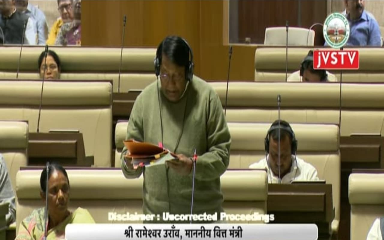 Jharkhand Budget Session: वित्त मंत्री रामेश्वर उरांव ने विधानसभा में पेश किया तृतीय अनुपूरक बजट
