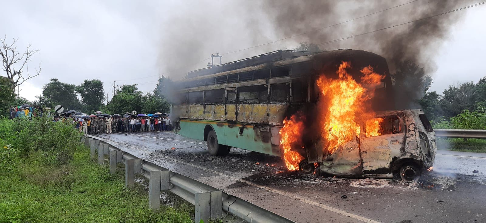 Jharkhand News : रामगढ़ में भीषण सड़क दुर्घटना, कार और बस में जोरदार टक्कर होने से लगी आग, 5 लोग जिंदा जले