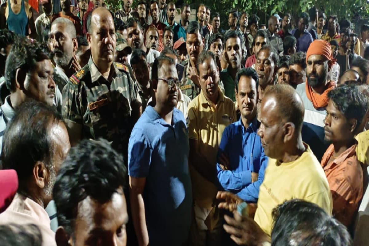 रामगढ़ में जैलो कार व बाइक में जोरदार टक्कर, दो घायल, एक की हालत गंभीर