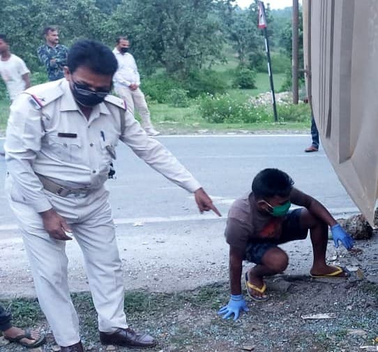 प्रवासी मजदूरों को लेकर पश्चिम बंगाल जा रही बस रामगढ़ में पलटी, एक की मौत, कई घायल