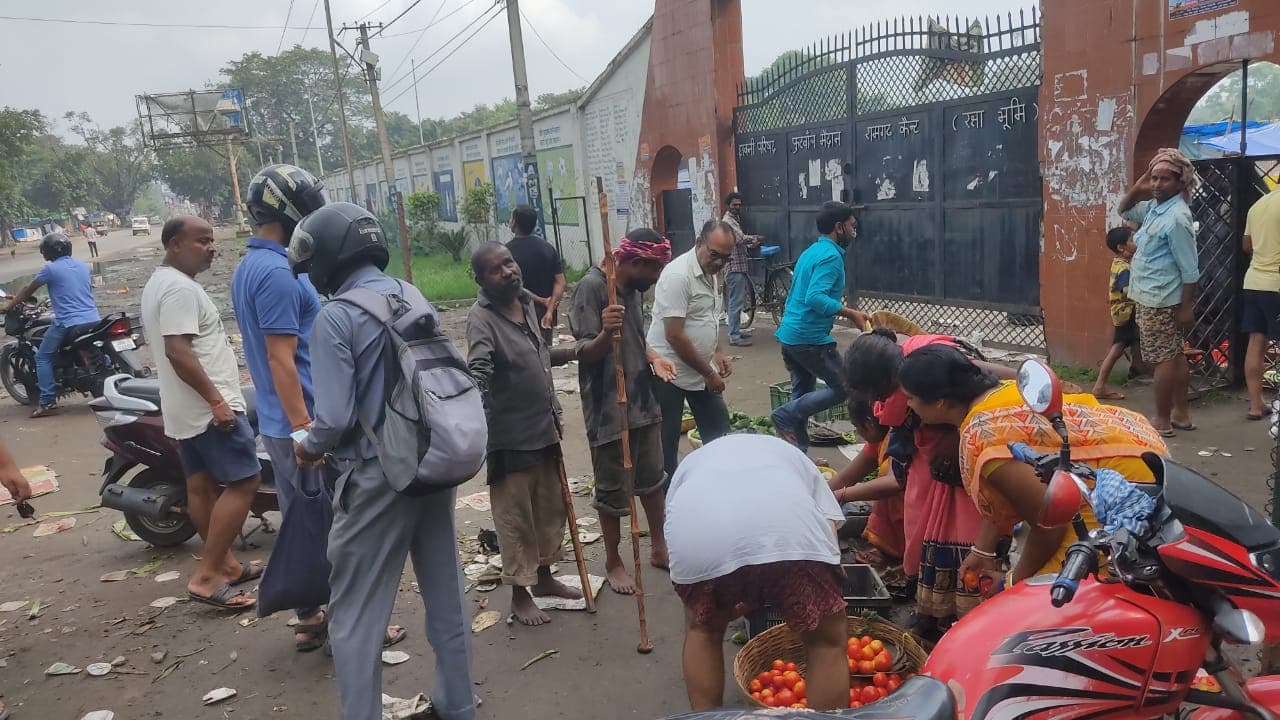 झारखंड के रामगढ़ में Complete lockdown का नहीं दिखा असर, कोरोना गाइडलाइंस की उड़ाईं धज्जियां, देखिए तस्वीरें