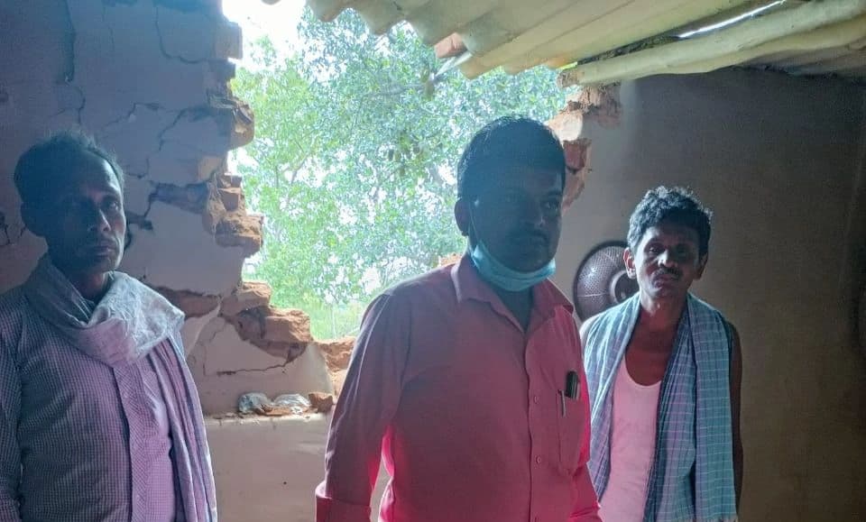 झारखंड में थम नहीं रहा हाथियों का आतंक, रामगढ़ में मकानों को किया क्षतिग्रस्त,चट कर गये अनाज, दहशत में ग्रामीण