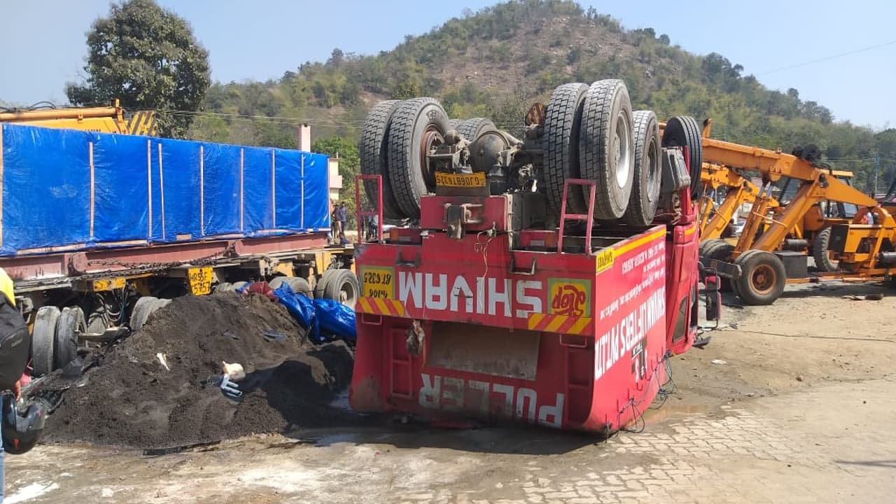 रामगढ़ में भीषण सड़क दुर्घटना, 4 की मौत, एक गंभीर रूप से घायल, घंटों रांची- हजारीबाग मार्ग रहे जाम