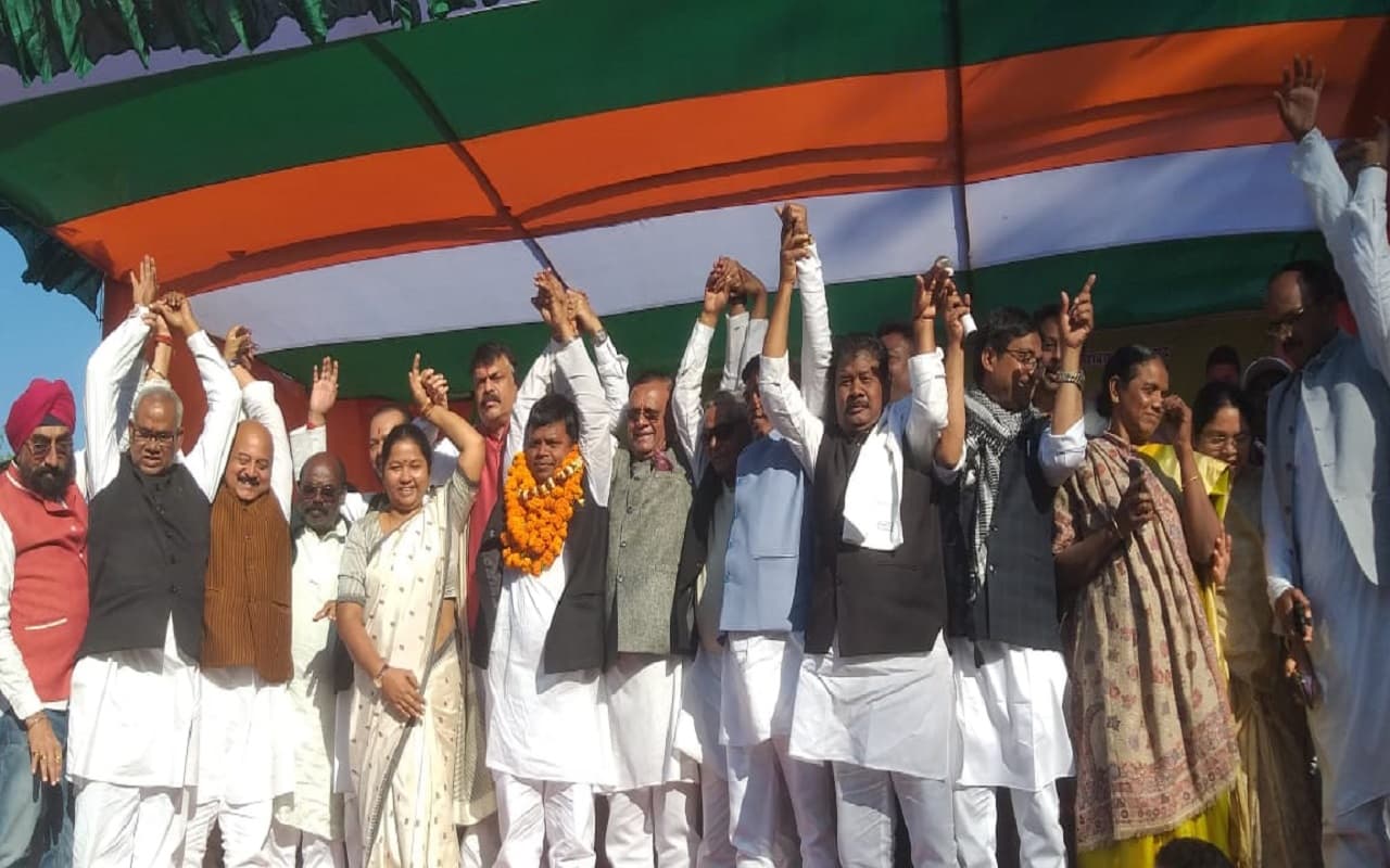 रामगढ़ विधानसभा उपचुनाव: यूपीए प्रत्याशी बजरंग महतो ने भरा पर्चा, जीत को लेकर क्या बोले कांग्रेस प्रभारी ?