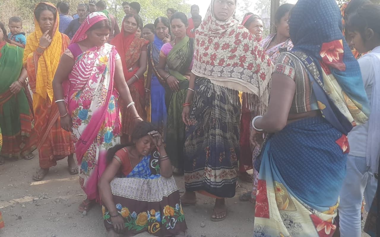 रामगढ़ में स्कूल जा रहे छात्र को ट्रक ने रौंदा, मौत से ग्रामीणों में आक्रोश