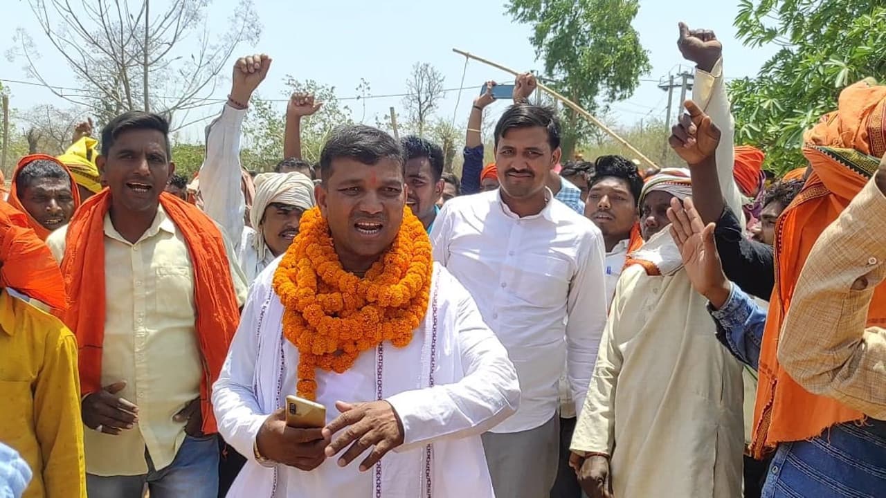 गांव की सरकार : शुभ मुहूर्त देख नामांकन करने पहुंच रहे प्रत्याशी, गढ़वा के रमकंडा में चढ़ने लगा चुनावी रंग