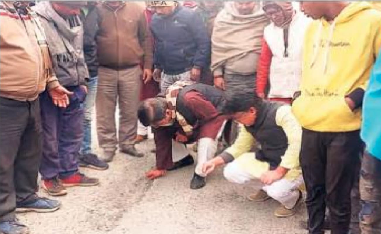 पटना में पीएम सड़क योजना के तहत बनी रोड दस दिन के अंदर ही उखड़ गयी, इंजीनियर बोले- ठंड से ऐसा हुआ