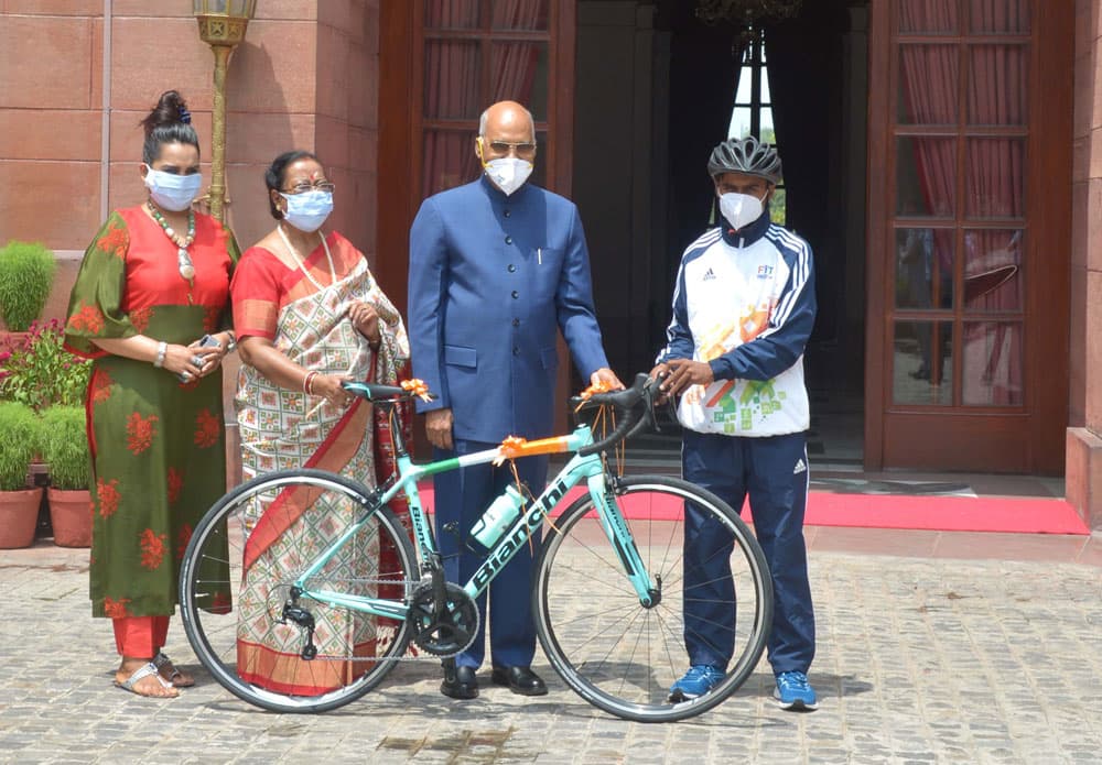 हृदय-स्पर्शी सद्भावना का परिचय देते हुए राष्ट्रपति ने बिहार के नवोदित साइक्लिस्ट को स्पोर्टस साइकिल भेंट की