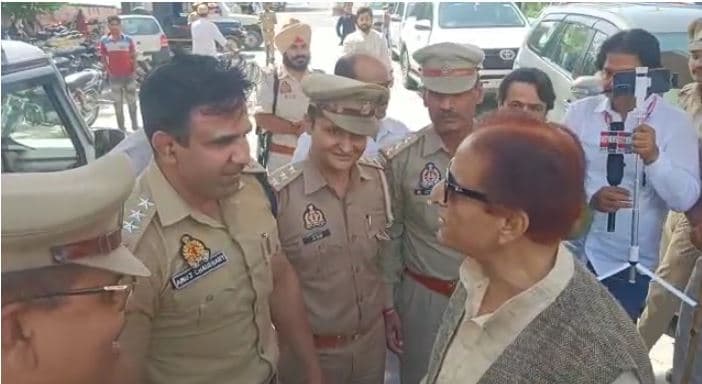 रामपुर: आजम खां के नहीं बदले तेवर, सीओ से बोले- अखिलेश यादव का एहसान याद है? नेताओं ने की डीएम से मुलाकात