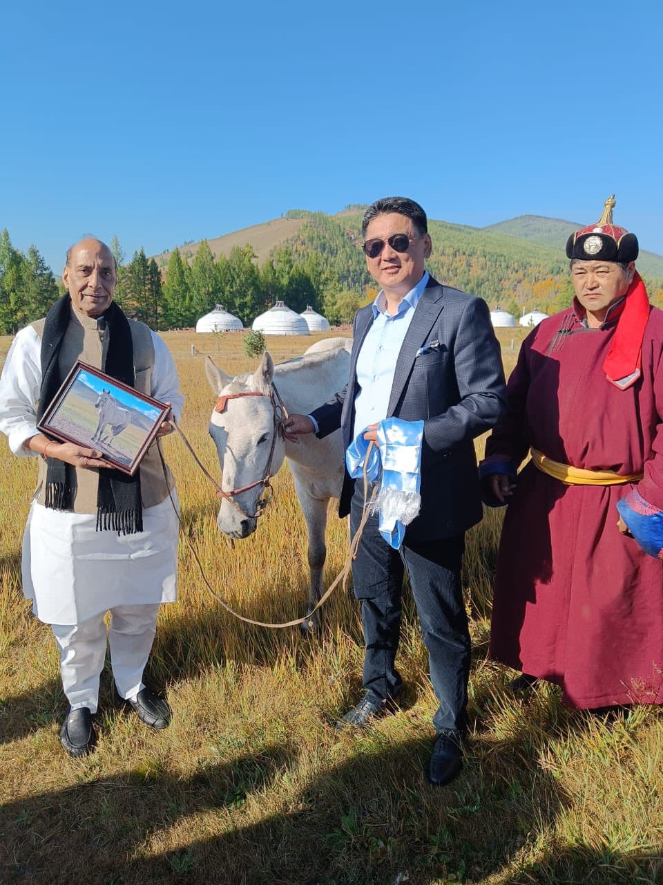 मंगोलिया के राष्ट्रपति ने रक्षा मंत्री राजनाथ सिंह दिया ये खास गिफ्ट, जानें आखिर क्या है इसमें खास