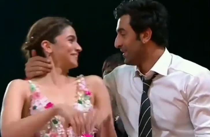 VIDEO: जब आलिया भट्ट को किस करते समय रणबीर कपूर से हो गई थी ये गलती, ऐसा था एक्‍ट्रेस का रिएक्‍शन
