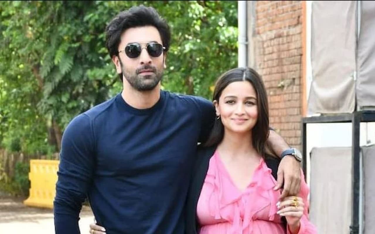 रणबीर कपूर संग अस्पताल पहुंची आलिया भट्ट, कपूर खानदान में जल्द आयेगा नन्हा मेहमान! VIDEO