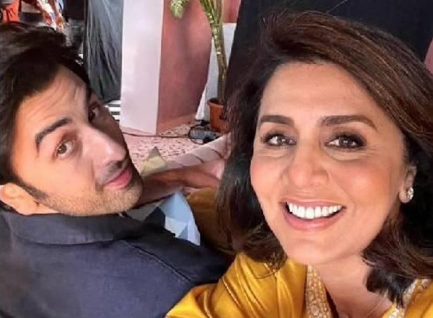 रणबीर कपूर ने नीतू कपूर के पैरों में रख दी थी पहली सैलरी, बेटे के प्यार को देख छलक पड़े थे मां के आंसू