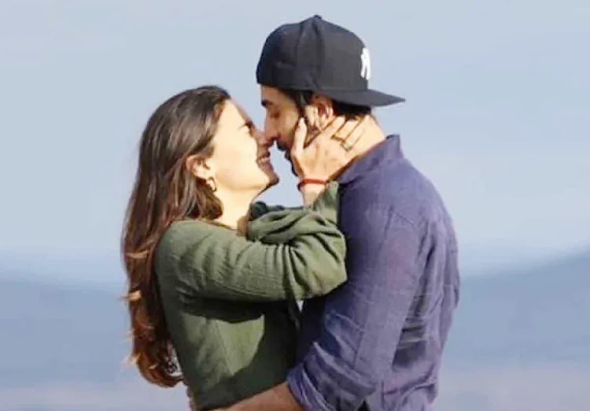 नीतू कपूर ने शेयर की आलिया भट्ट-रणबीर कपूर की अनसीन फोटो,यूजर्स बोले-एक्टर के हाथ में रिंग बॉक्स है क्या?