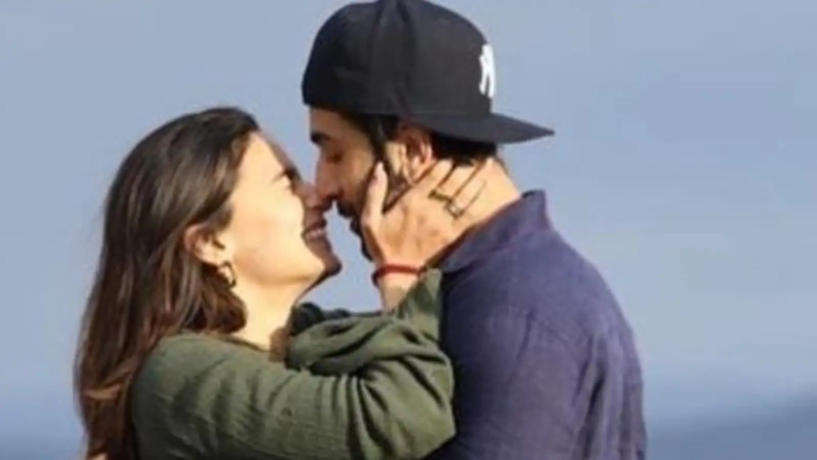 आलिया भट्ट ने बेबीमून से शेयर किया रणबीर कपूर का ऐसा वीडियो, एक्टर को देख यूजर्स करने लगे ताबड़तोड़ कमेंट