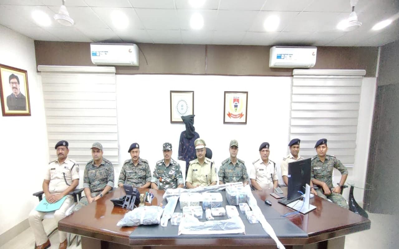 1 लाख का इनामी PLFI जोनल कमांडर सुखराम गुड़िया एके-47 के साथ अरेस्ट, सुप्रीमो दिनेश गोप की जर्मन राइफल बरामद