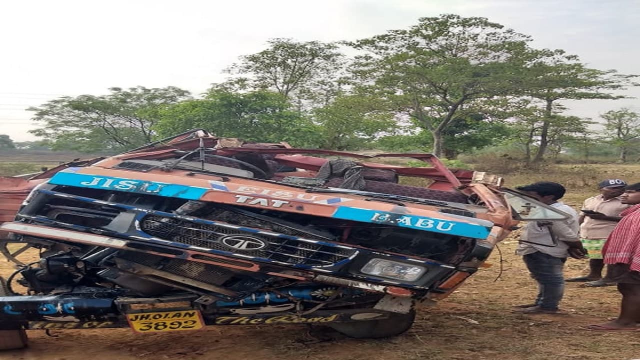 Jharkhand News: अवैध कोयला लदी गाड़ी पलटने से 2 मजदूरों की मौत, ग्रामीणों में आक्रोश, सड़क जाम हटा