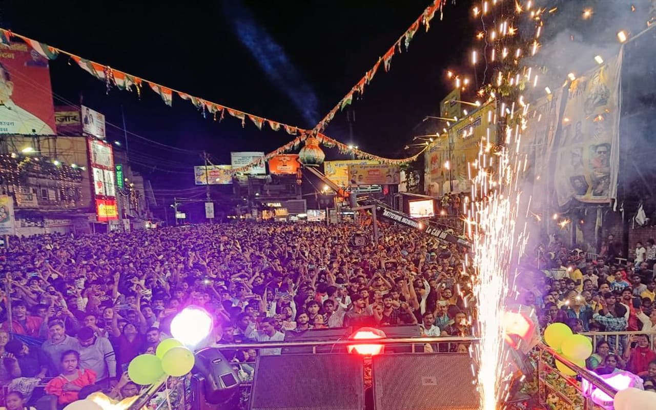 रांची के अलबर्ट एक्का चौक में महिला गोविंदाओं ने 35 सेकेंड में फोड़ी 20 फीट ऊंची मटकी